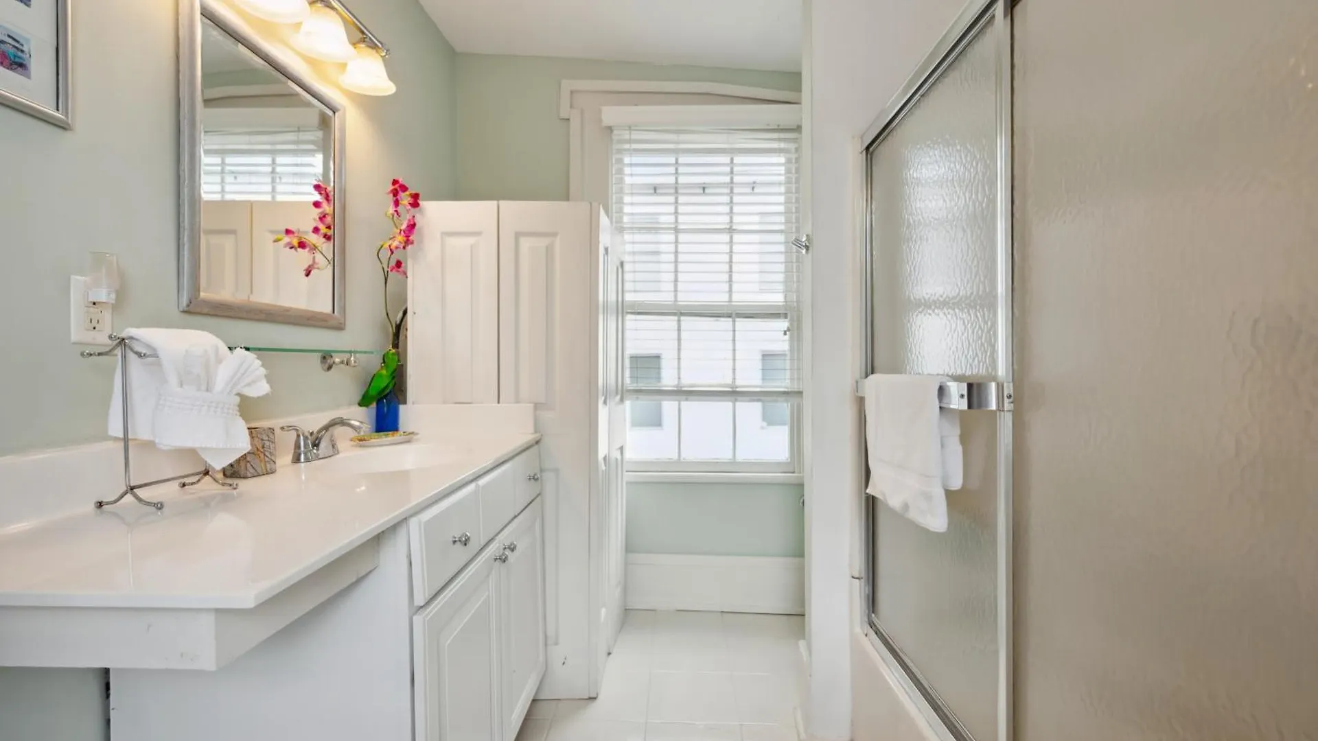 Savannah Canvas Cottage Off St Parking location
