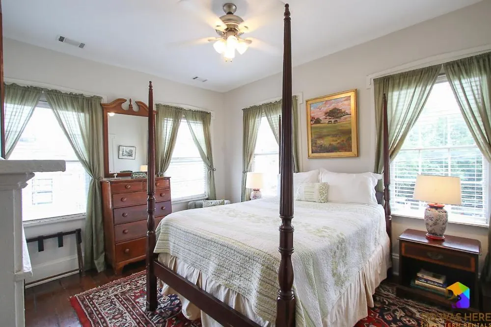 Savannah Canvas Cottage Off St Parking 0*,